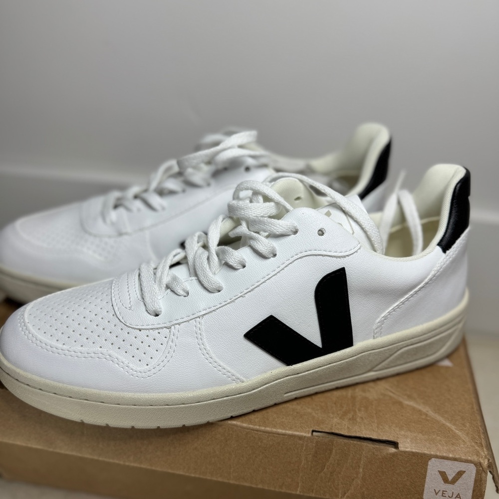 NIB VEJA V-10 Men’s Lace Up Sneakers in White/Black - Size 11.5 - Picture 1 of 9